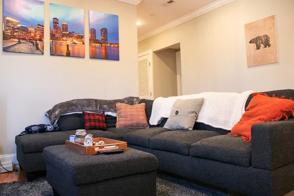 $6,100 | 116 Holland Street, Unit 2R, Somerville, MA 02144