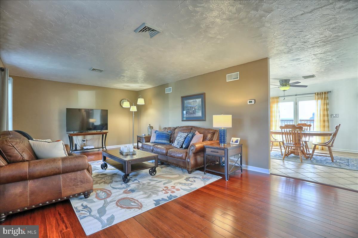 693 North Erisman Road Manheim, PA 17545 - Photo 16 of 47 Living Room