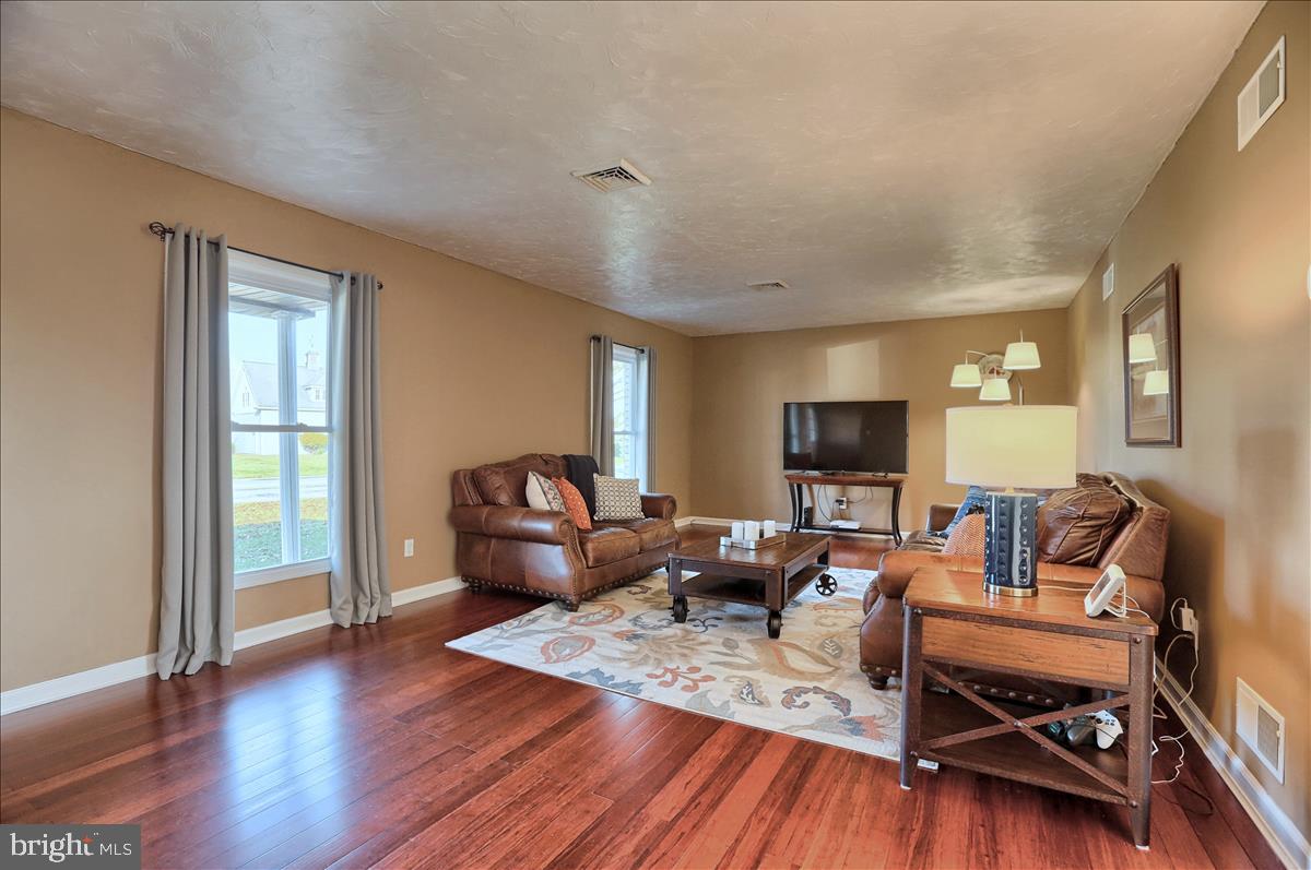 693 North Erisman Road Manheim, PA 17545 - Photo 17 of 47 Living room