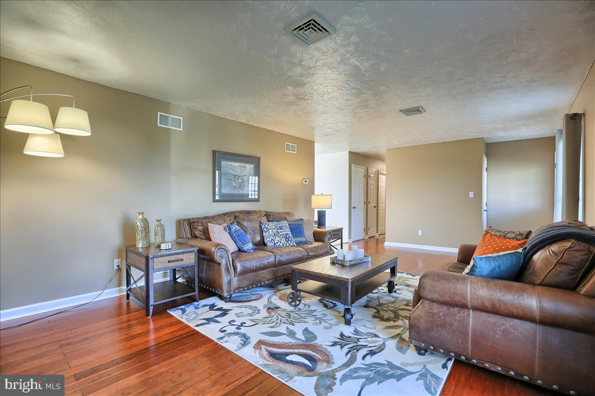 693 North Erisman Road Manheim, PA 17545 - Photo 18 of 47 Living room