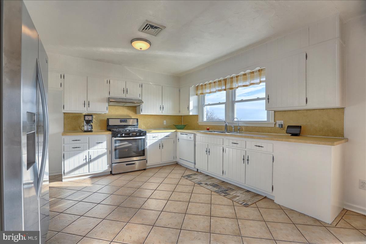 693 North Erisman Road Manheim, PA 17545 - Photo 20 of 47 Large Kitchen