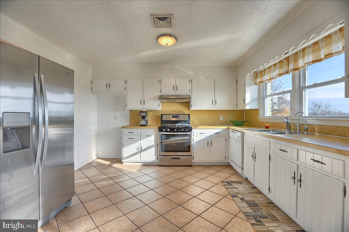 693 North Erisman Road Manheim, PA 17545 - Photo 21 of 47 Kitchen