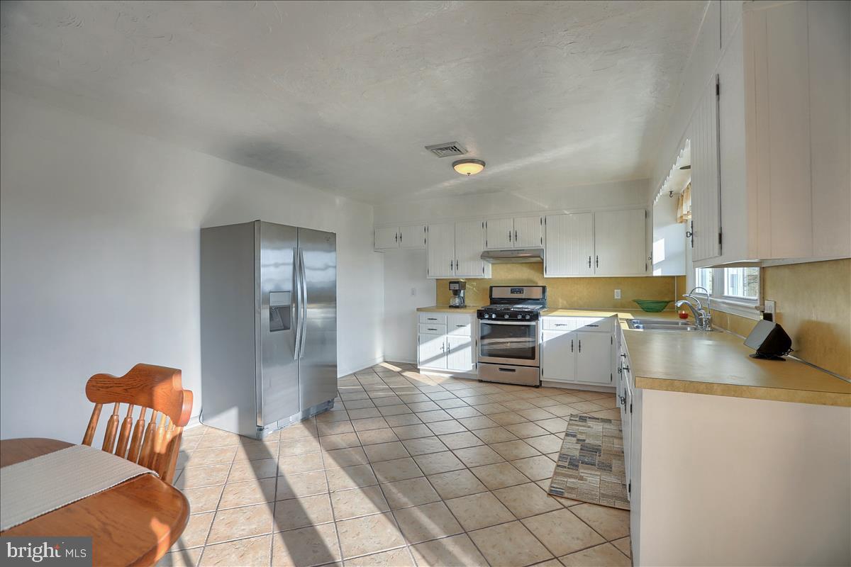 693 North Erisman Road Manheim, PA 17545 - Photo 22 of 47 Large eat in Kitchen