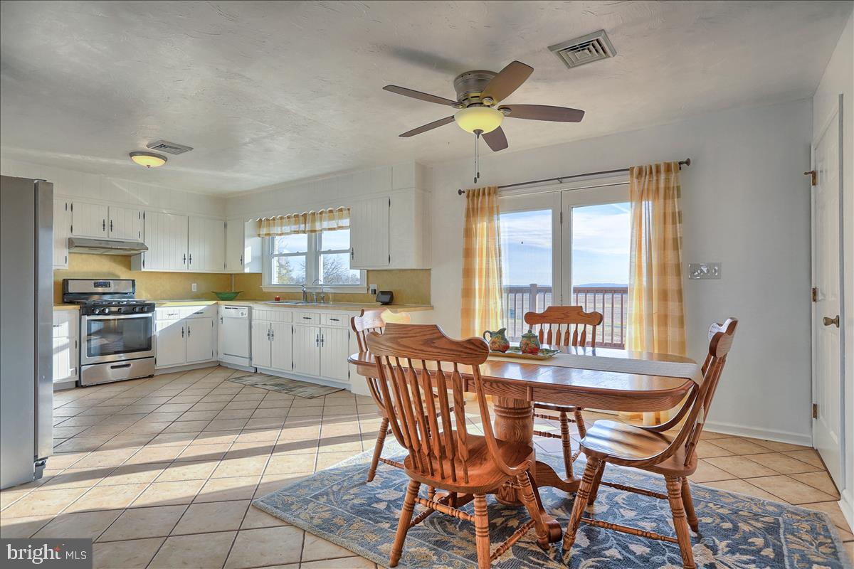 693 North Erisman Road Manheim, PA 17545 - Photo 27 of 47 Dining area