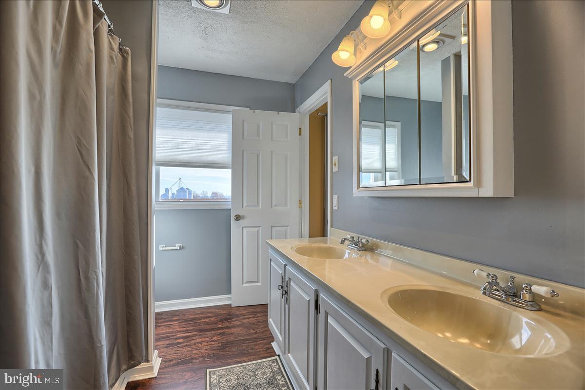693 North Erisman Road Manheim, PA 17545 - Photo 41 of 47 Main Bathroom