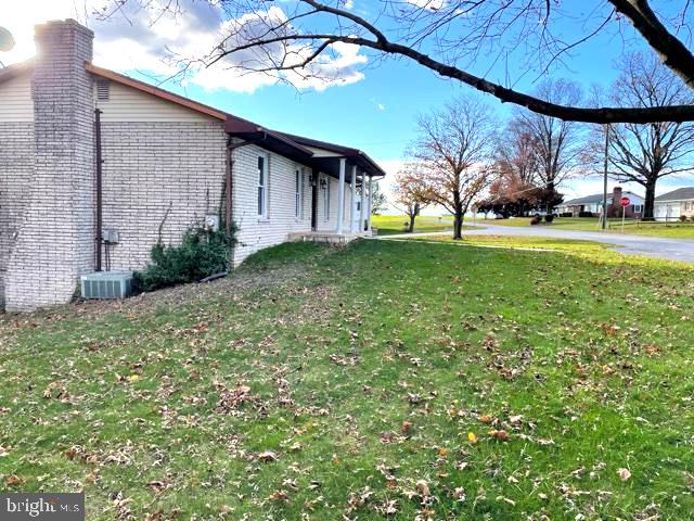 693 North Erisman Road Manheim, PA 17545 - Photo 7 of 47 Side view of home