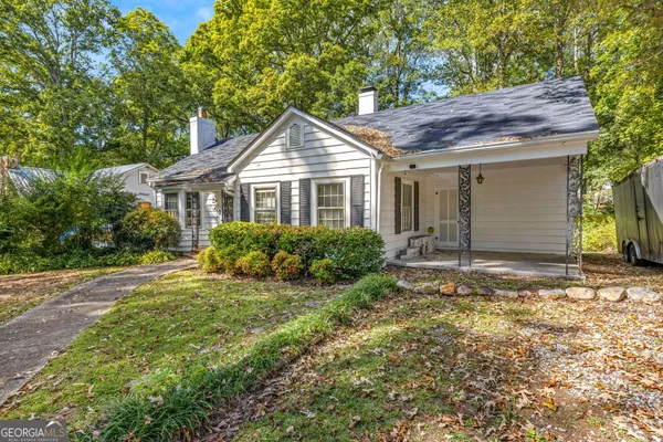 a view of a house with a yard