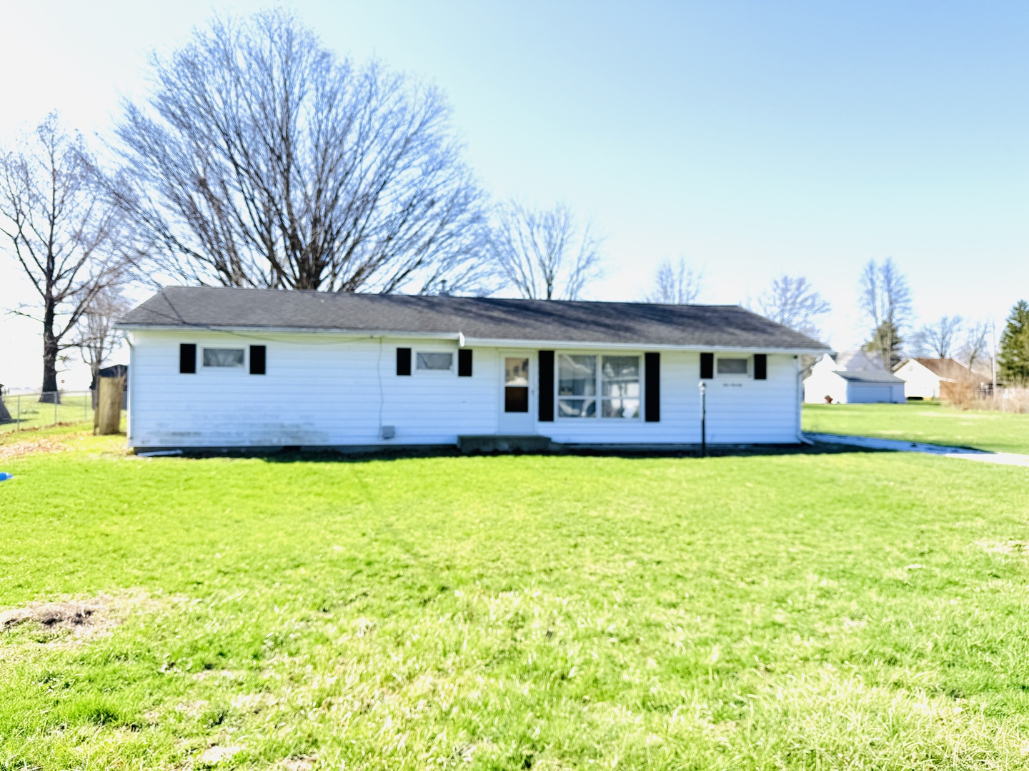 570 1st N Street Wellington, IL 60973 - Photo 1 of 14 a front view of a house with a garden