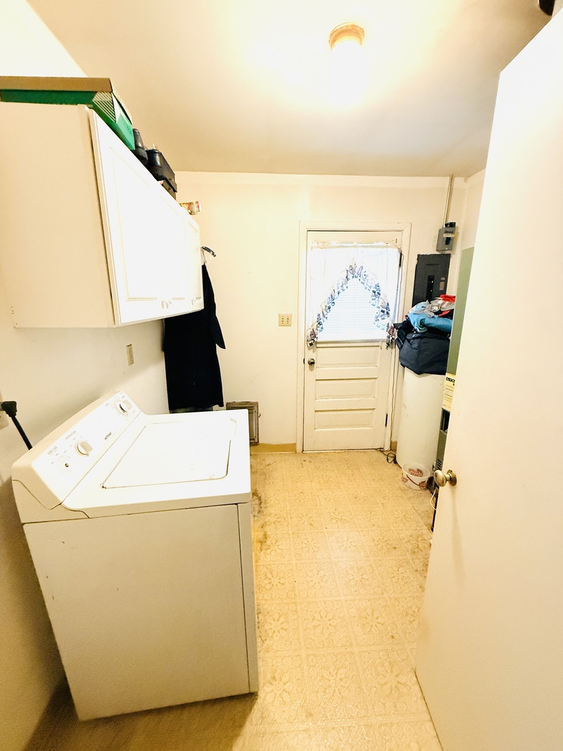 570 1st N Street Wellington, IL 60973 - Photo 12 of 14 a utility room with dryer and washer