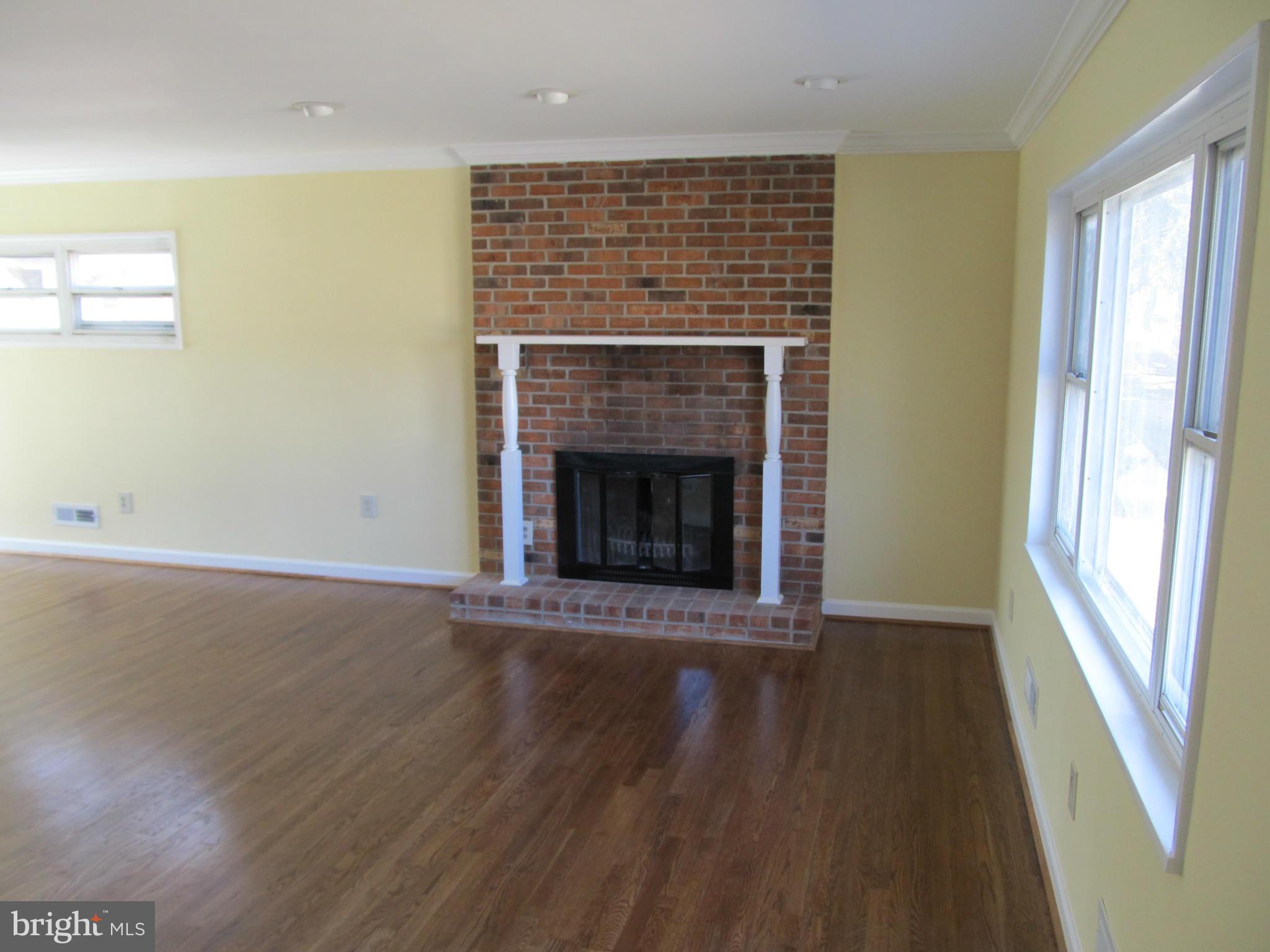 935 Sedgley Road Catonsville, MD 21228 - Photo 3 of 24 Living Room