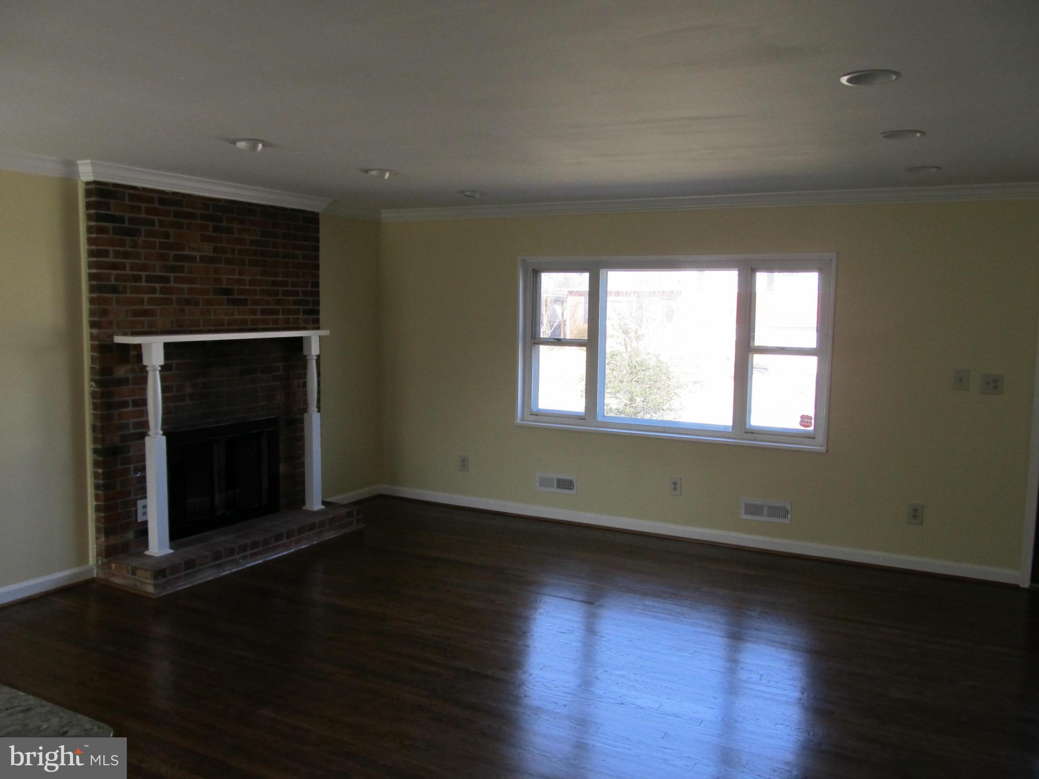 935 Sedgley Road Catonsville, MD 21228 - Photo 7 of 24 Living Room