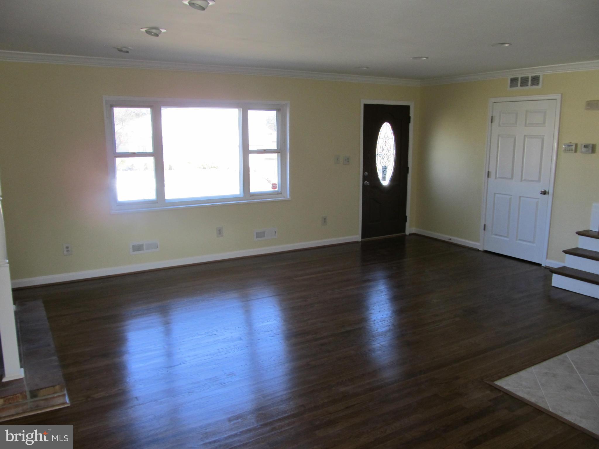 935 Sedgley Road Catonsville, MD 21228 - Photo 8 of 24 Living Room