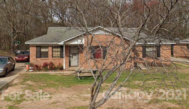 a view of a house with backyard