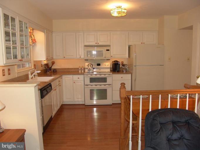 7901 Treeside Court Springfield, VA 22152 - Photo 8 of 20 Kitchen