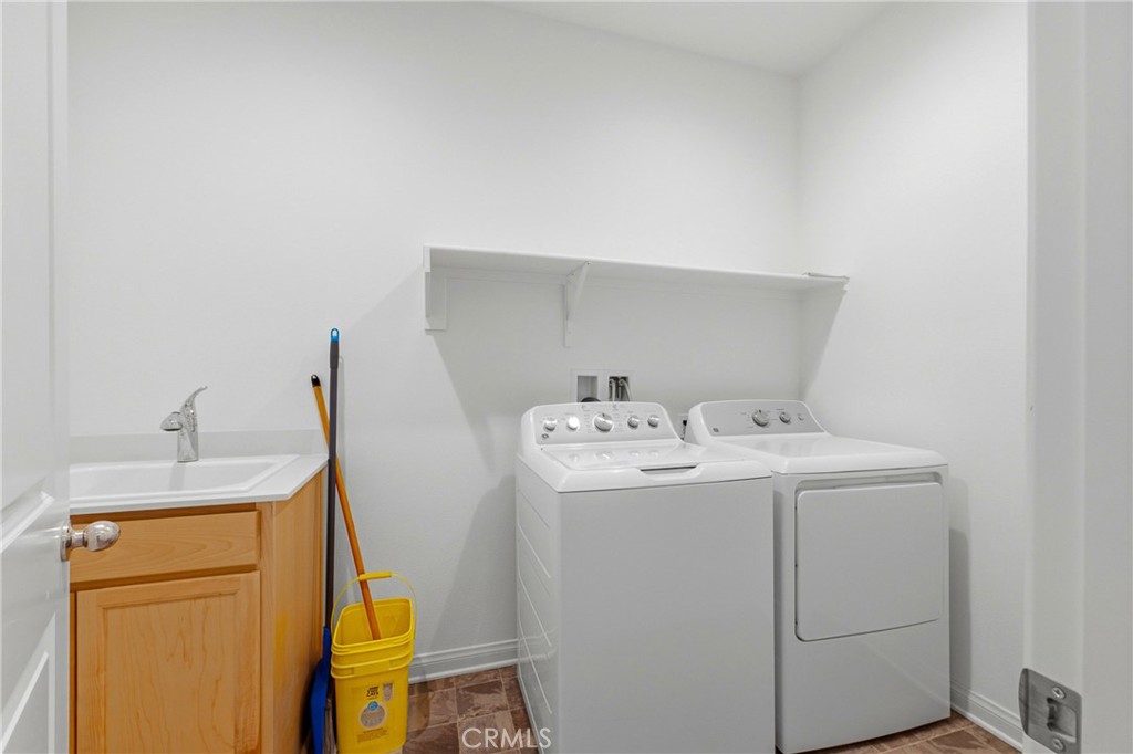 711 Ballesteros Street Perris, CA 92571 - Photo 25 of 39 Laundry