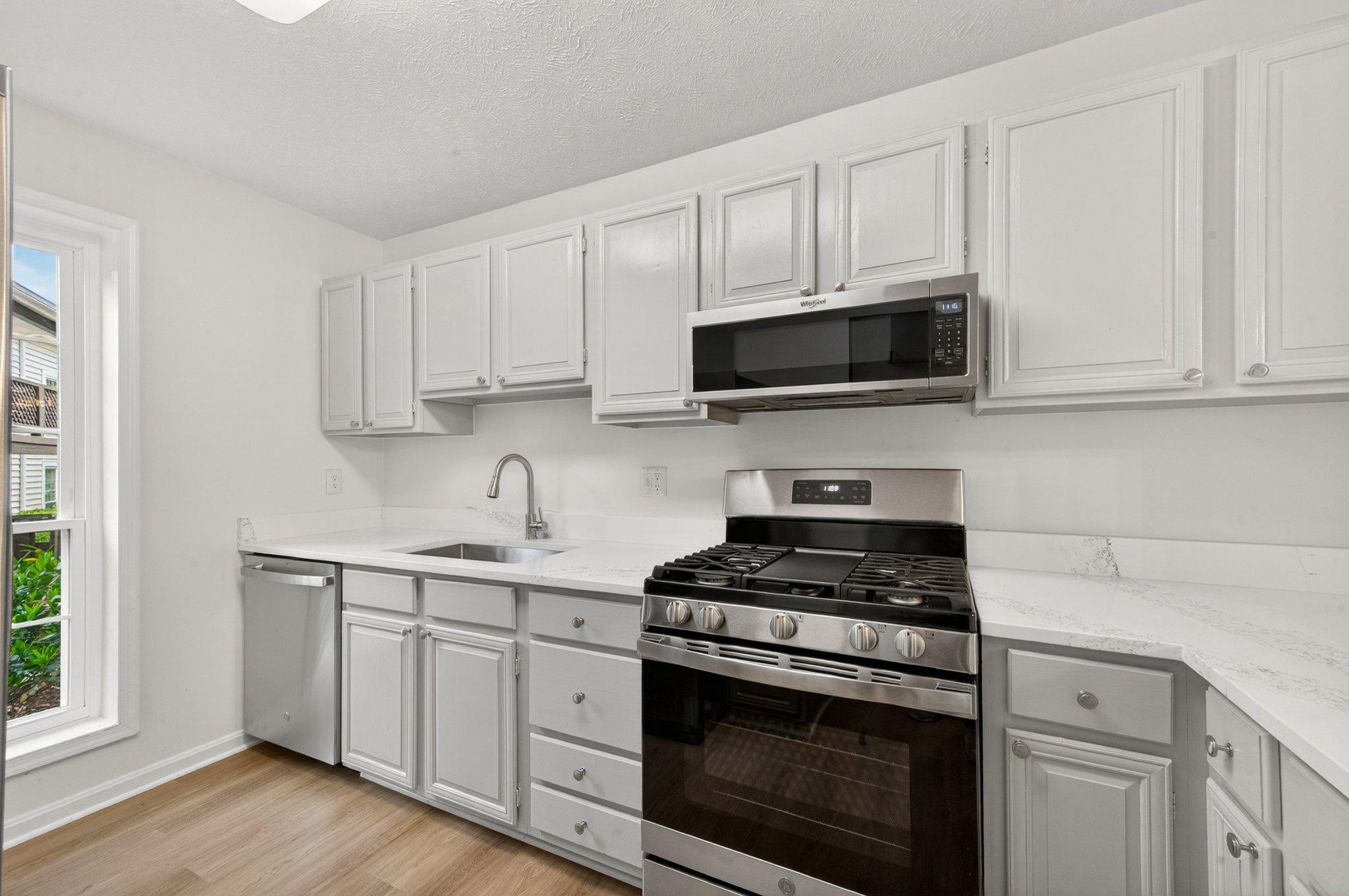 10146 Oakton Terrace Road, Unit 10146 Oakton, VA 22124 - Photo 6 of 25 Updated kitchen w/ NEW QUARTZ COUNTERS