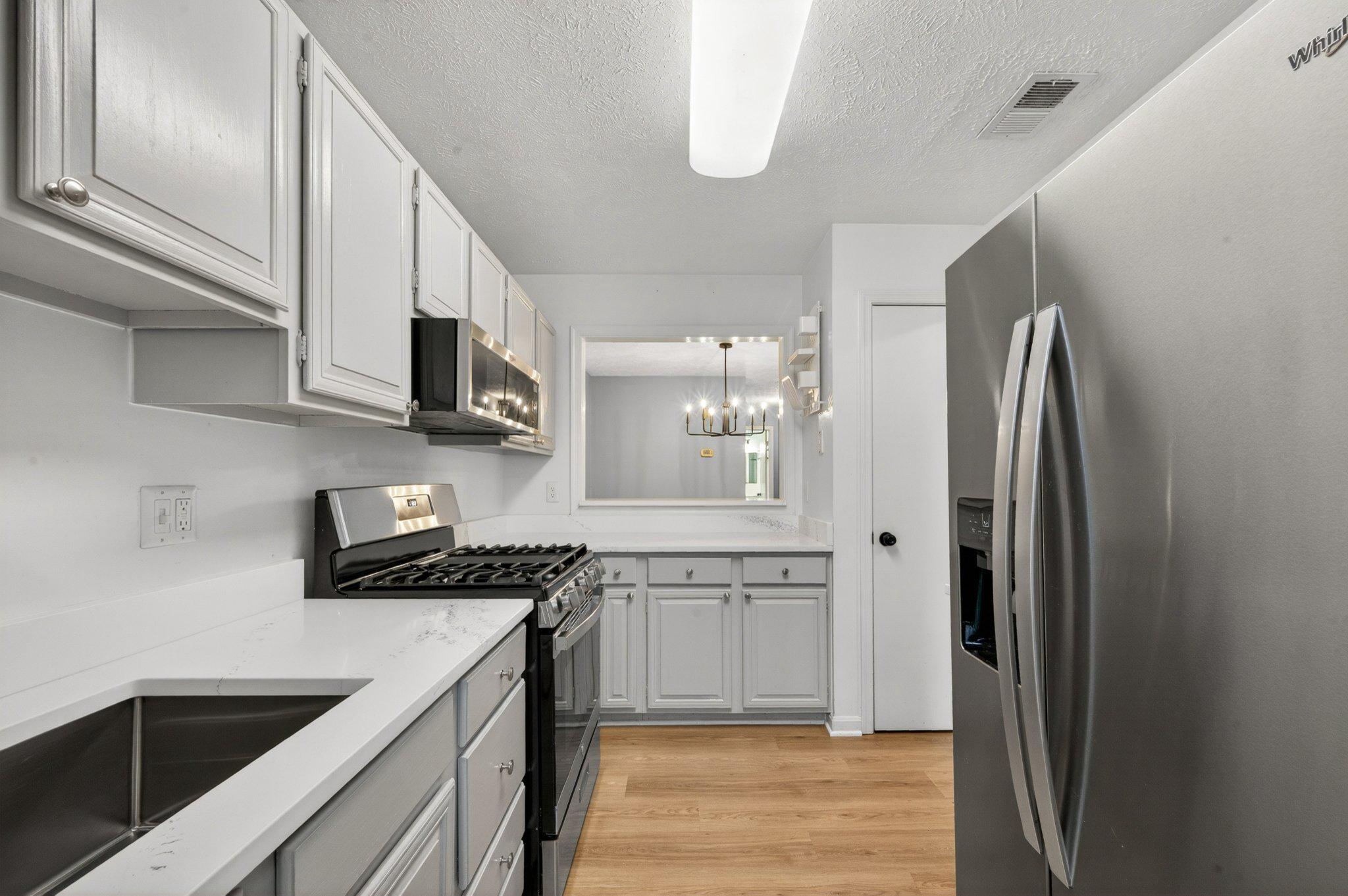 10146 Oakton Terrace Road, Unit 10146 Oakton, VA 22124 - Photo 7 of 25 Modern kitchen w/ NEW SS appliances and PANTRY