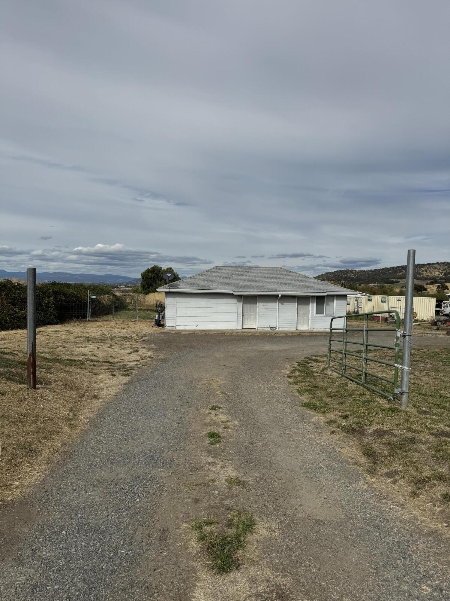 2977 Coker Butte Road Medford, OR 97504 - Photo 8 of 57 IMG_6416