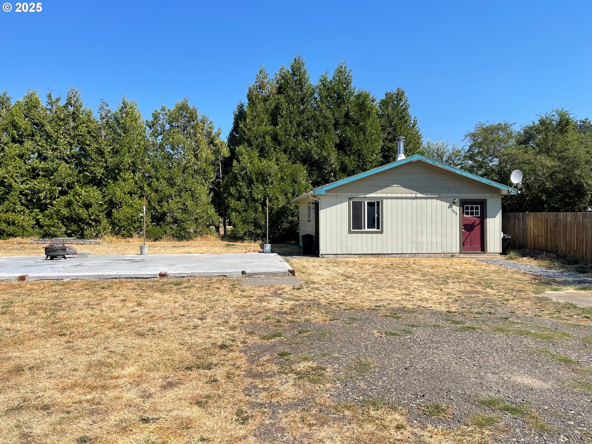 a view of back yard of the house