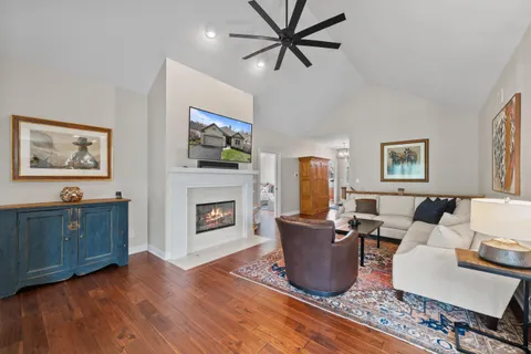 $1,175,000 | Undisclosed Address, Fontana, WI 53125