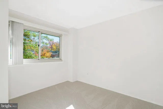 a view of empty room with window