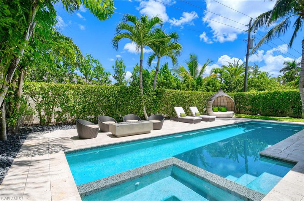 565 Fairway Terrace Naples, FL 34103 - Photo 2 of 39