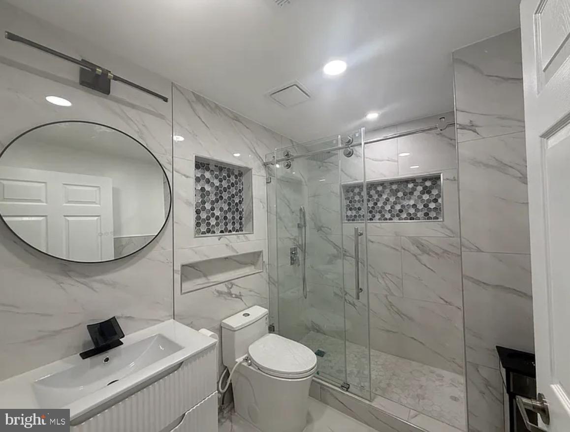 6038 Doyle Road Clifton, VA 20124 - Photo 2 of 20 a bathroom with a toilet sink and mirror