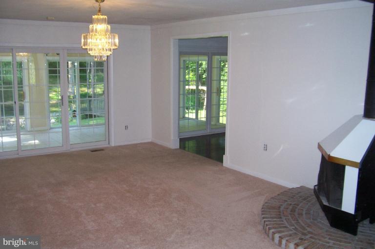 10810 Vista Road Columbia, MD 21044 - Photo 11 of 19 Living Room