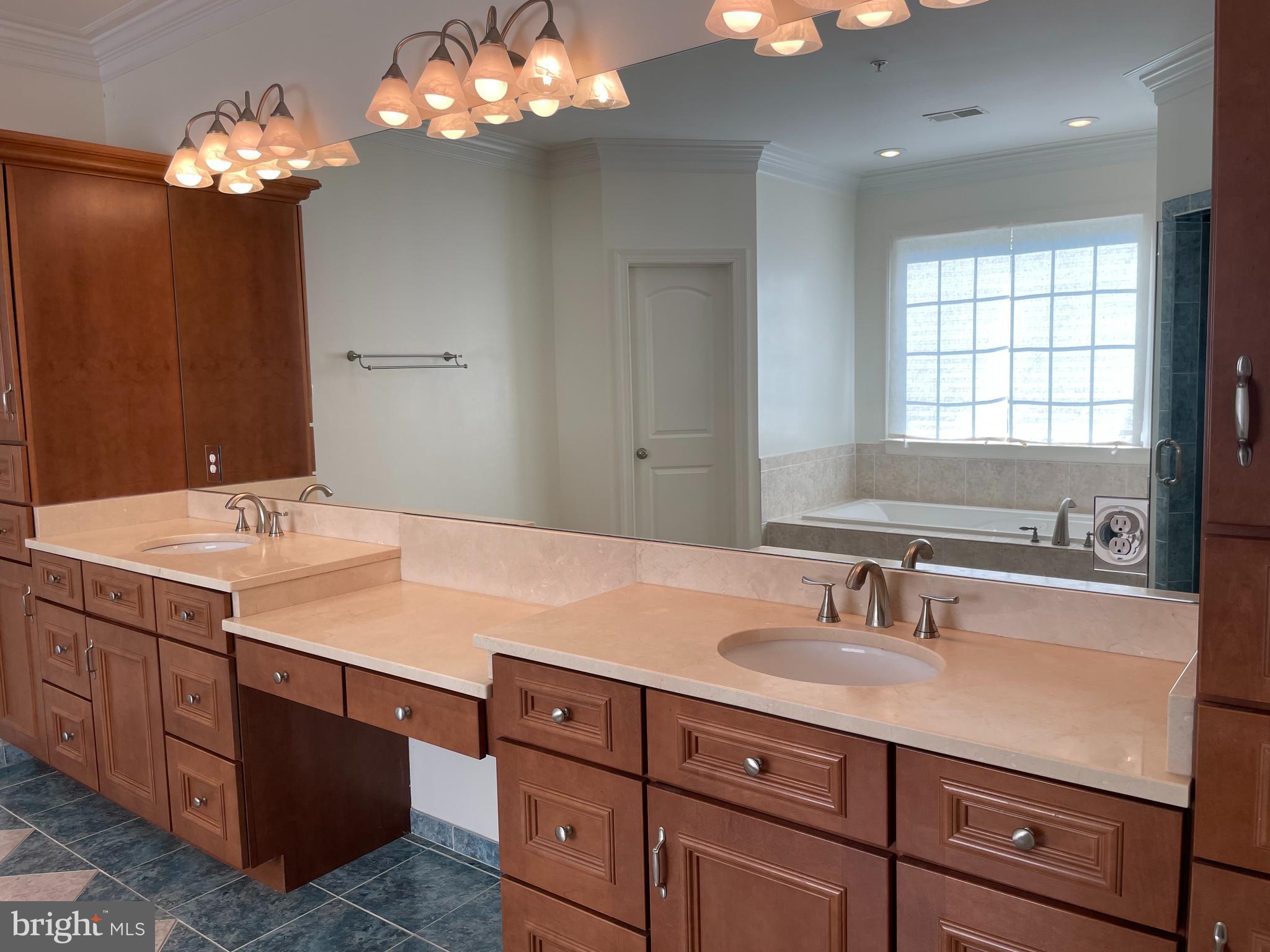 6929 Winterberry Lane Bethesda, MD 20817 - Photo 11 of 14 Primary Ensuite