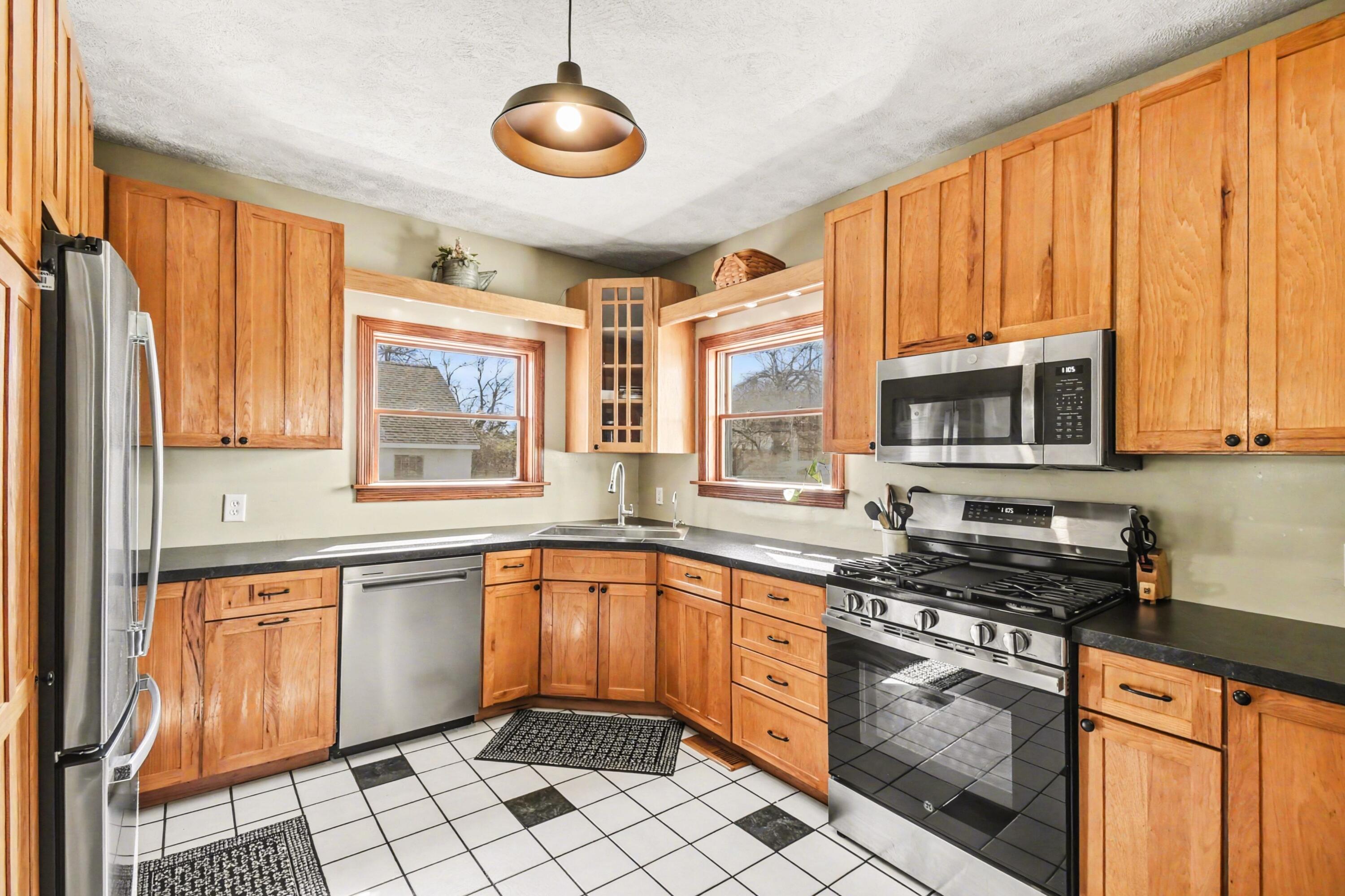 207 South Locust Street Wayland, MI 49348 - Photo 5 of 30 008_file_9428