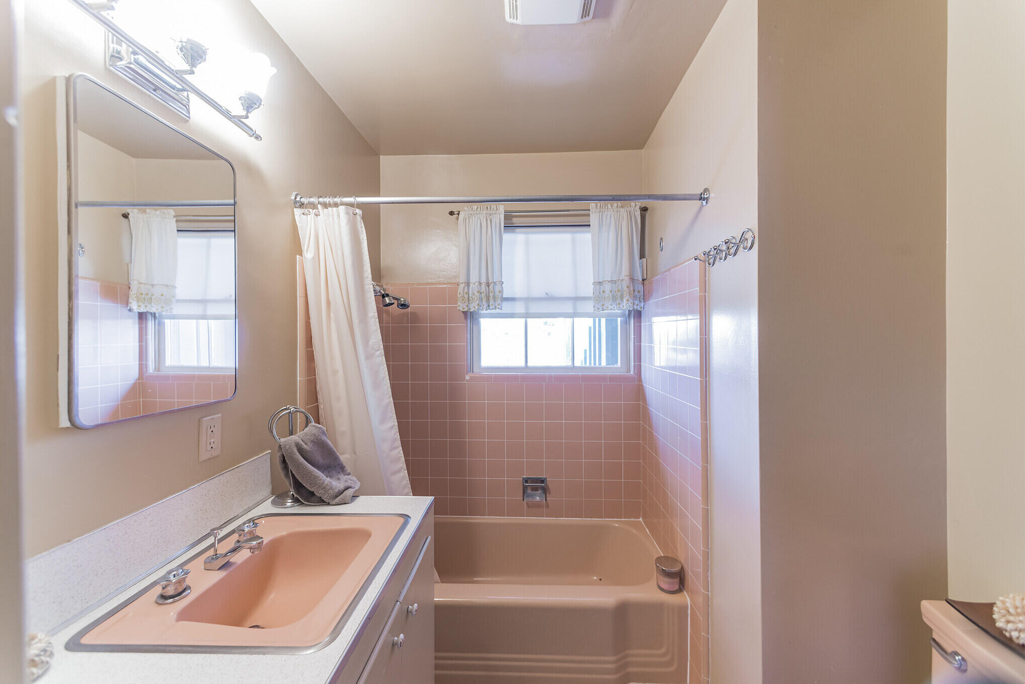 25465 Seneca Road Idyllwild, CA 92549 - Photo 27 of 38 a bathroom with a sink a bathtub and a window