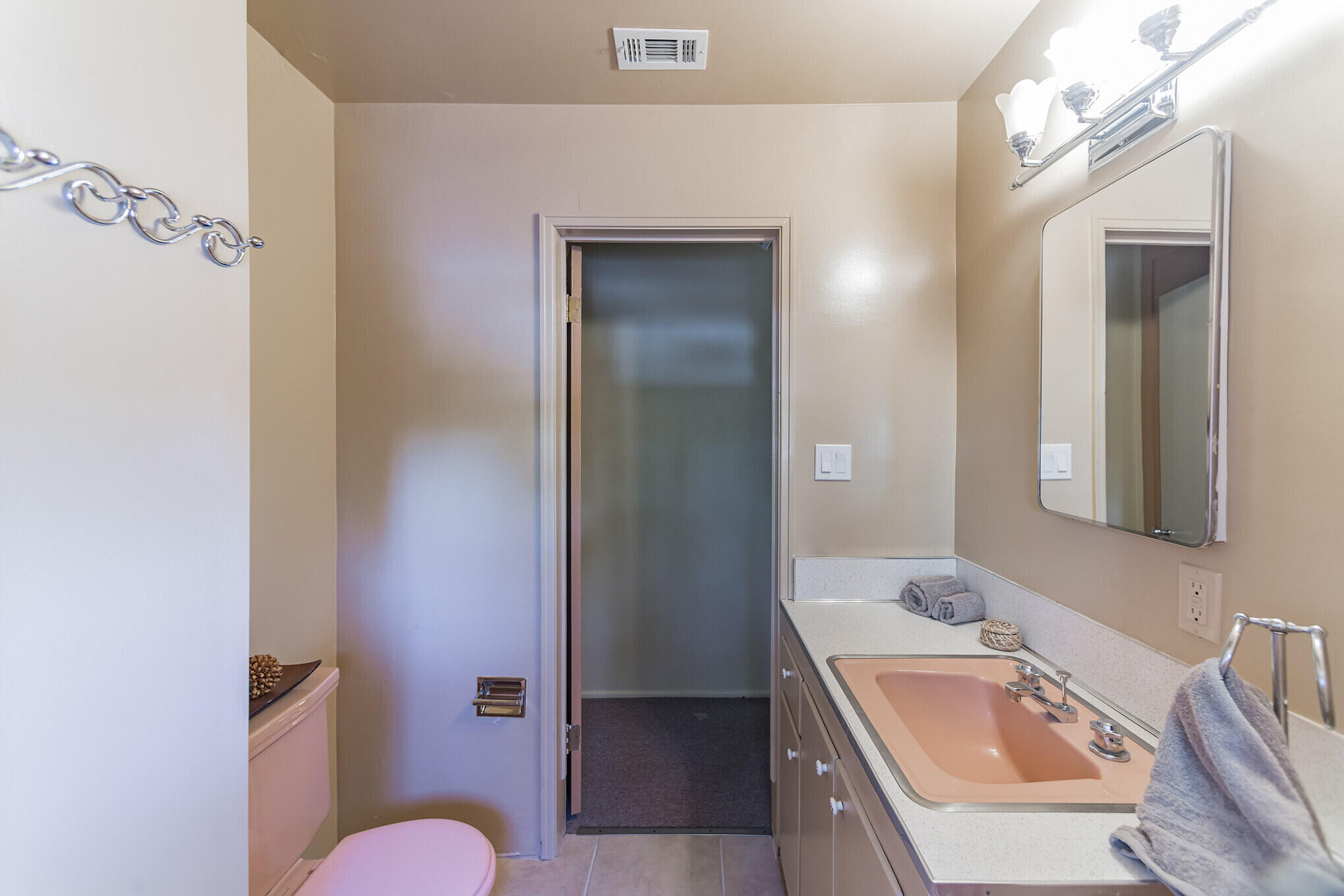 25465 Seneca Road Idyllwild, CA 92549 - Photo 28 of 38 a bathroom with a sink a toilet and shower