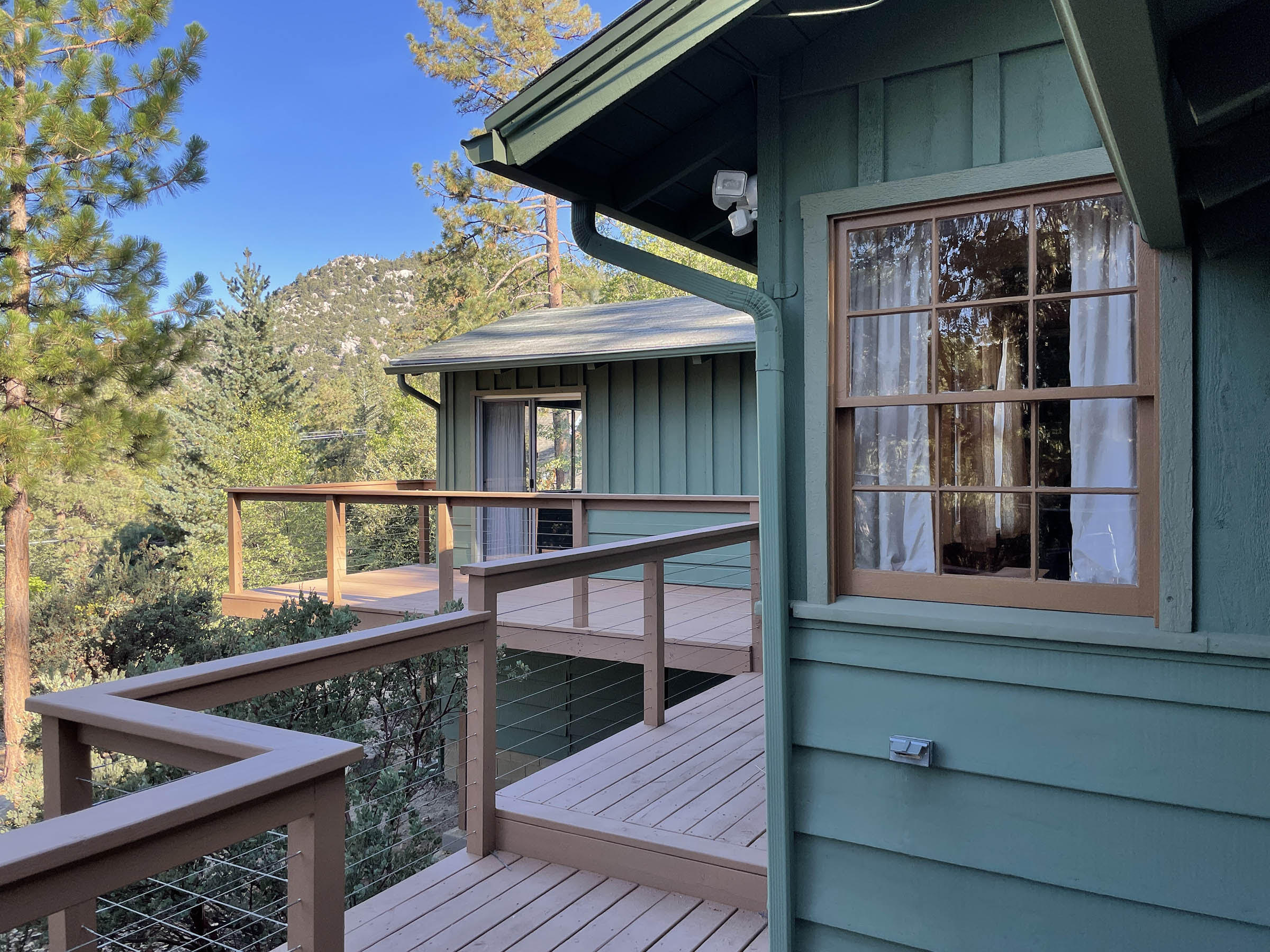 25465 Seneca Road Idyllwild, CA 92549 - Photo 31 of 38 a balcony with table and chairs