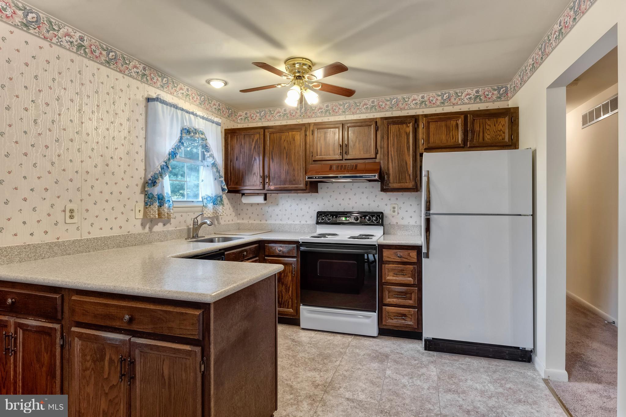 972 Tidewater Road Pasadena, MD 21122 - Photo 4 of 30 Kitchen