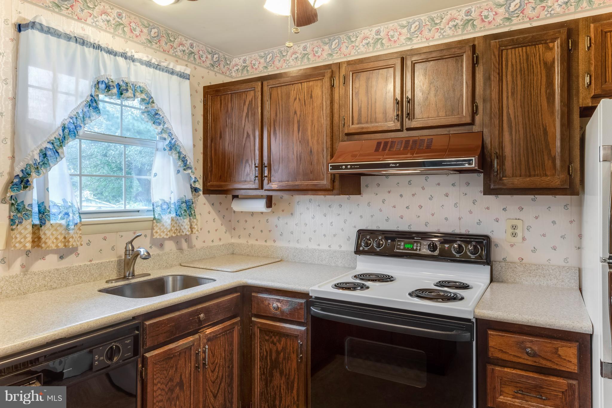972 Tidewater Road Pasadena, MD 21122 - Photo 6 of 30 Kitchen