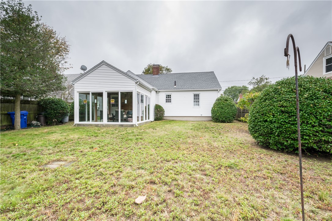 52 Edgemere Road Pawtucket, RI 02861 - Photo 3 of 18 Gallery Image 3