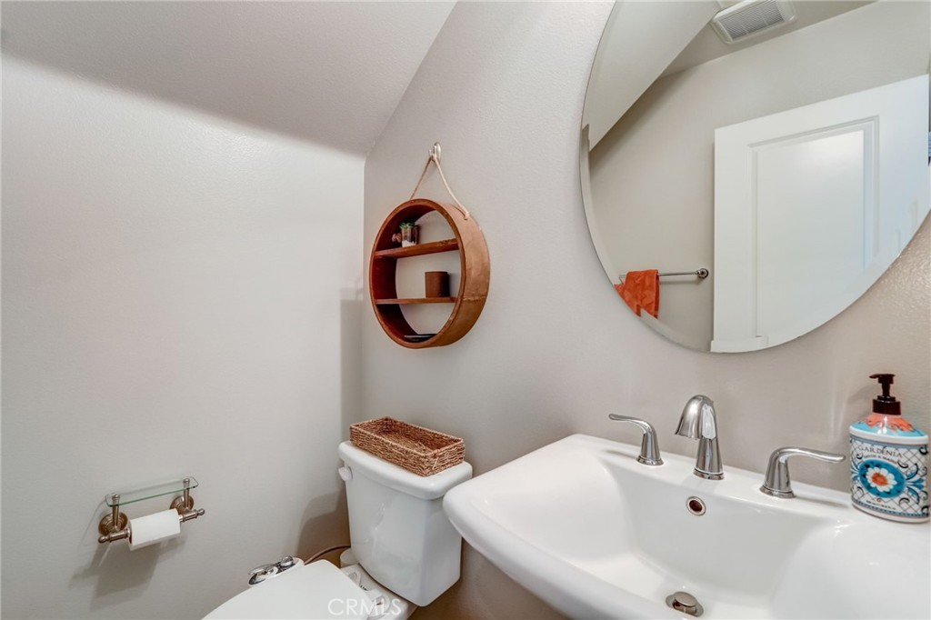 193 Stonegate Road Camarillo, CA 93010 - Photo 17 of 39 a bathroom with a toilet sink and mirror