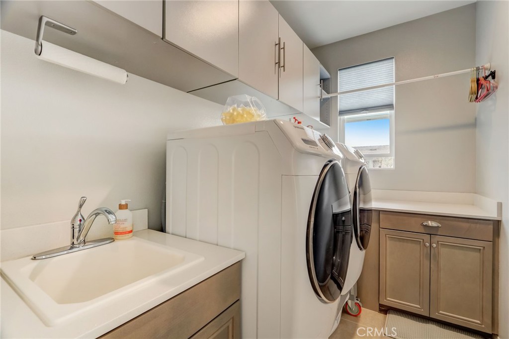 193 Stonegate Road Camarillo, CA 93010 - Photo 18 of 39 a utility room with dryer and washer