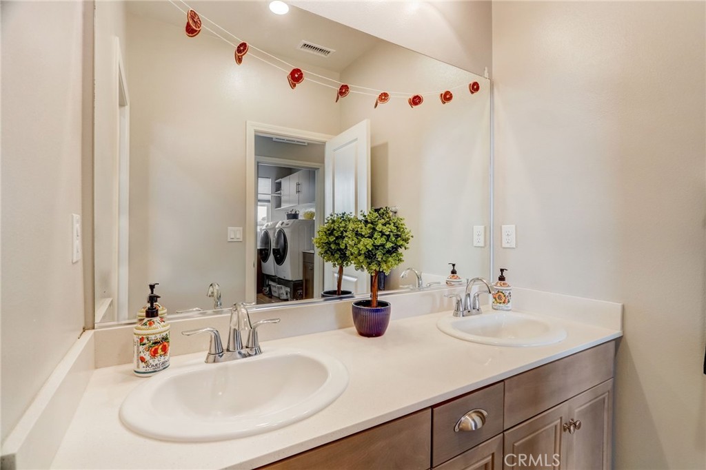 193 Stonegate Road Camarillo, CA 93010 - Photo 19 of 39 a bathroom with a sink vanity and a mirror