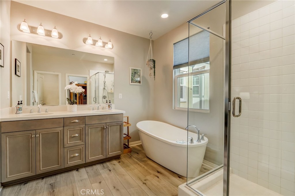 193 Stonegate Road Camarillo, CA 93010 - Photo 29 of 39 a bathroom with a tub sink and mirror