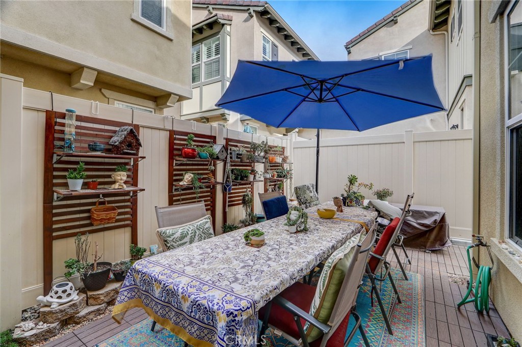 193 Stonegate Road Camarillo, CA 93010 - Photo 38 of 39 a table and chairs in the patio