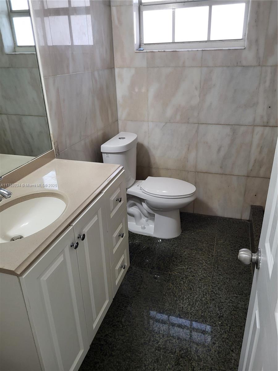 1170 Northeast 185th Street Miami, FL 33179 - Photo 20 of 25