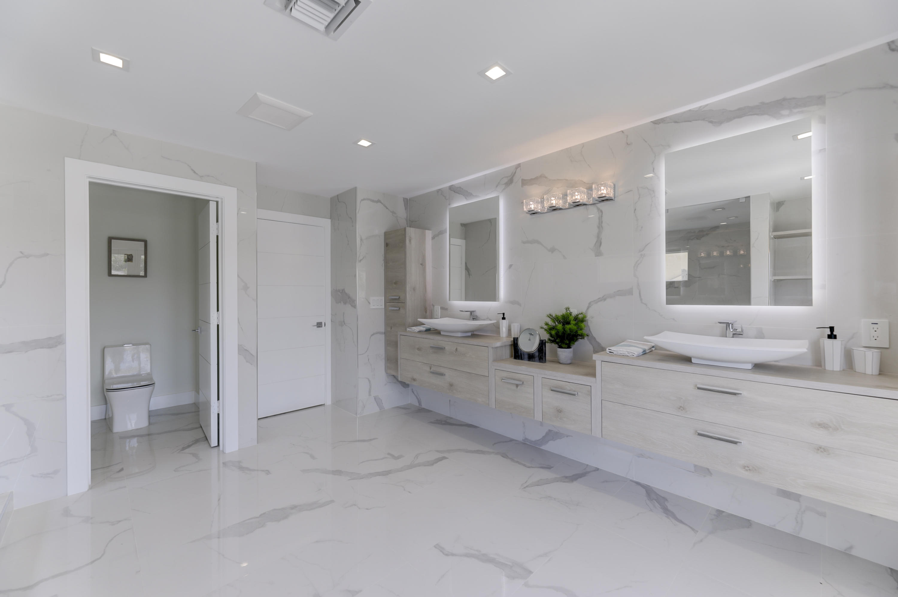4921 Northeast 28th Avenue Lighthouse Point, FL 33064 - Photo 32 of 106 MASTER BATH 2