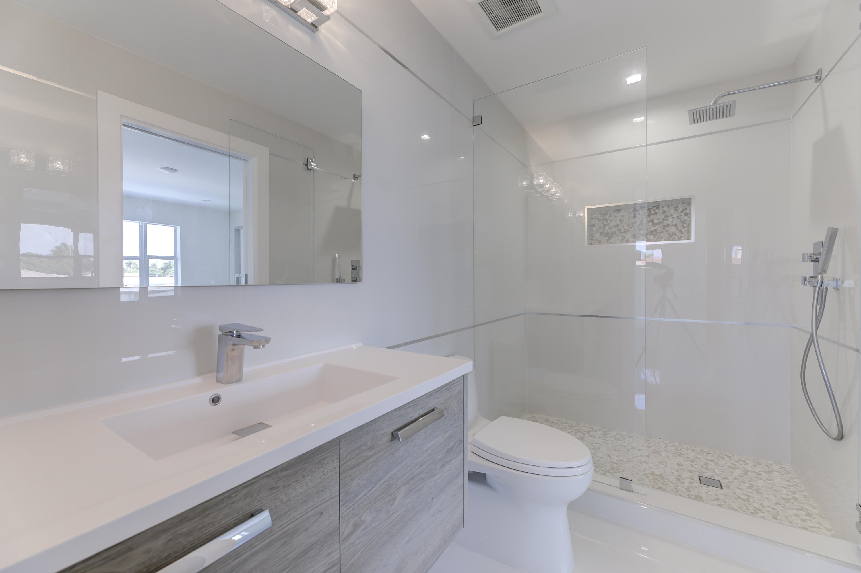 4921 Northeast 28th Avenue Lighthouse Point, FL 33064 - Photo 37 of 106 BATHROOM 4