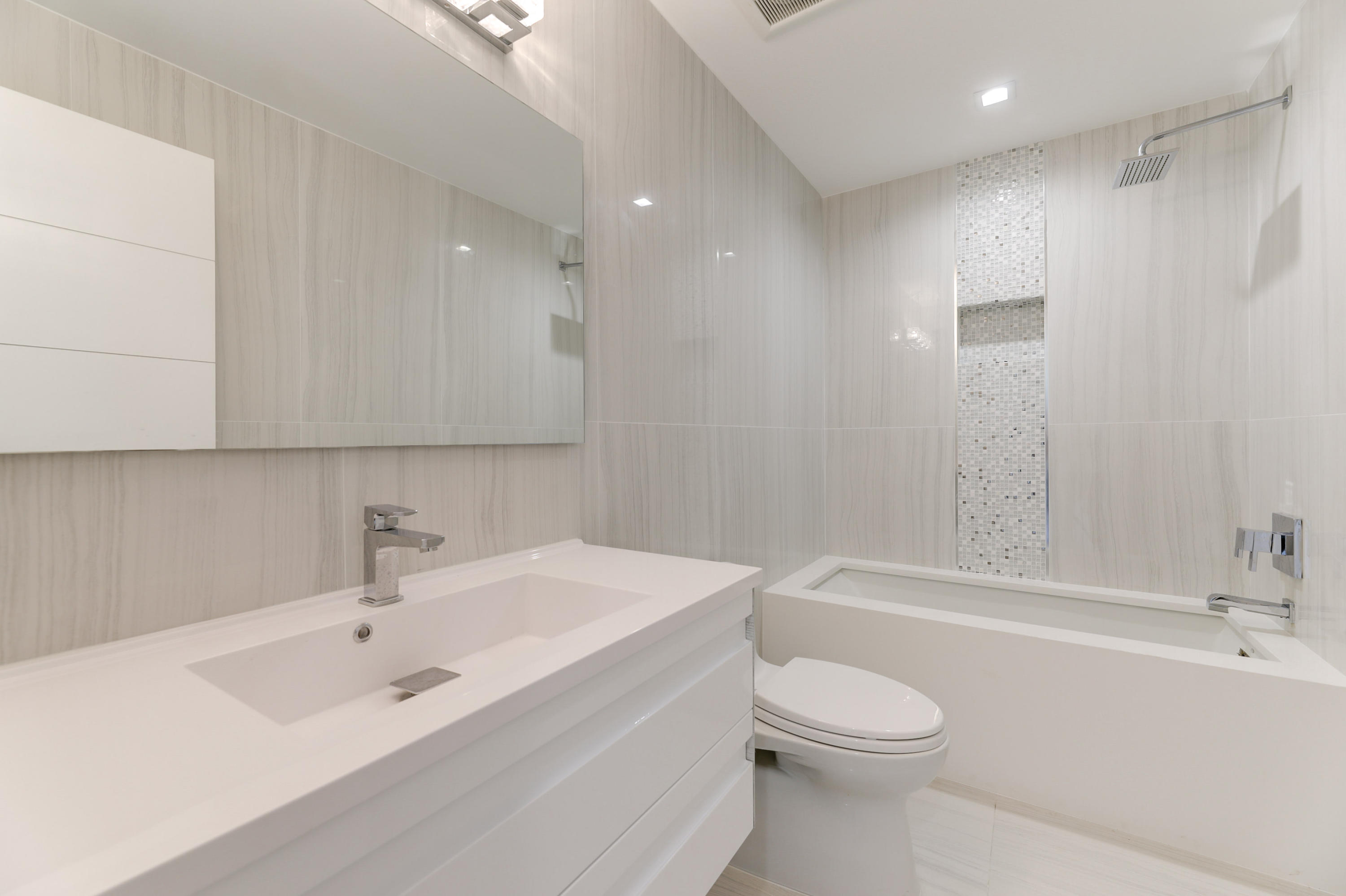 4921 Northeast 28th Avenue Lighthouse Point, FL 33064 - Photo 38 of 106 BATHROOM 5