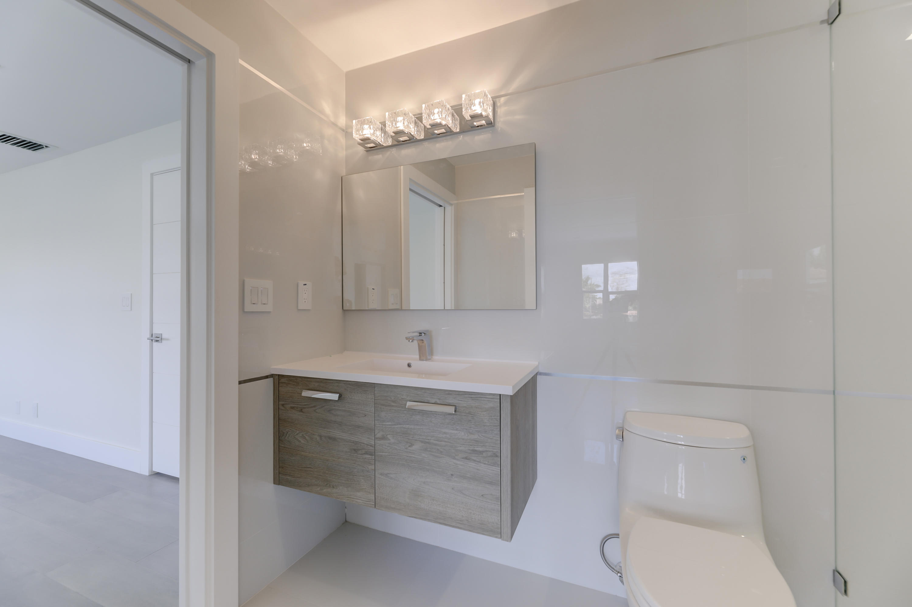 4921 Northeast 28th Avenue Lighthouse Point, FL 33064 - Photo 39 of 106 BATHROOM 2