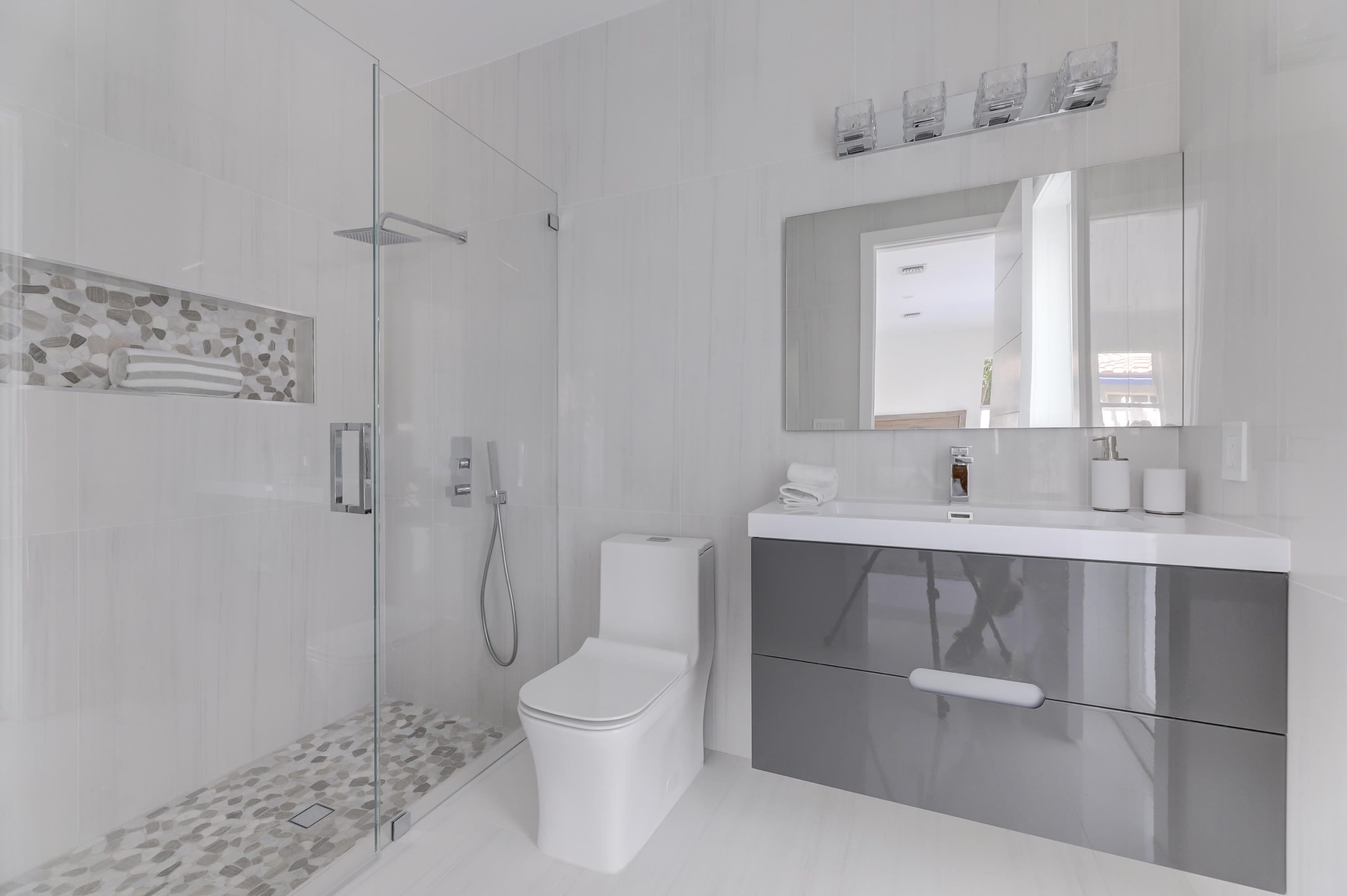 4921 Northeast 28th Avenue Lighthouse Point, FL 33064 - Photo 40 of 106 BATHROOM 1
