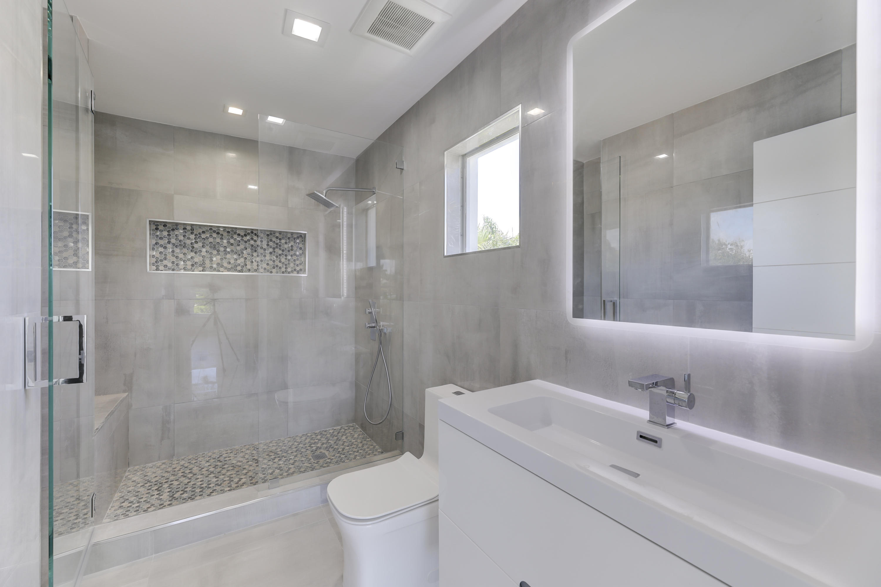 4921 Northeast 28th Avenue Lighthouse Point, FL 33064 - Photo 41 of 106 BATHROOM 6