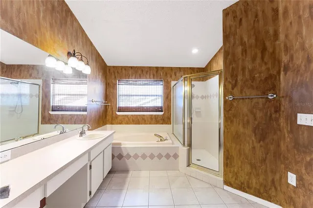 a view of a livingroom with a ceiling fan