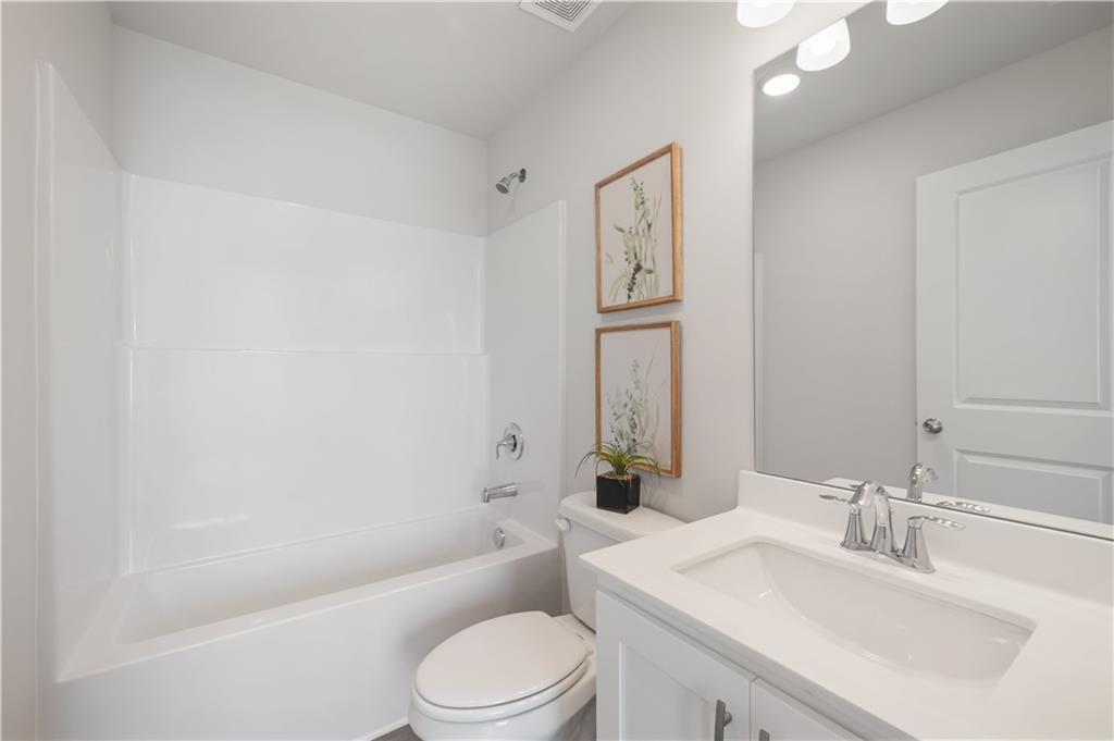 9437 Maple Grove Lane Jonesboro, GA 30238 - Photo 20 of 32 a bathroom with a sink a toilet and bathtub